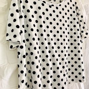 HOST PICK✨Polka Dot Textured Tee
